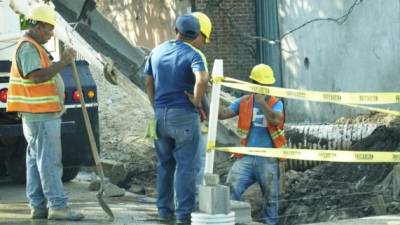 Trabajadores de la construcción durante una ardua jornada de trabajo. Foto: Amílcar Izaguirre.