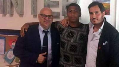 El hondureño Rigoberto Rivas junto a sus agentes Claudio Vigorelli y Filippo Pacini en las oficinas del Inter de Milán.