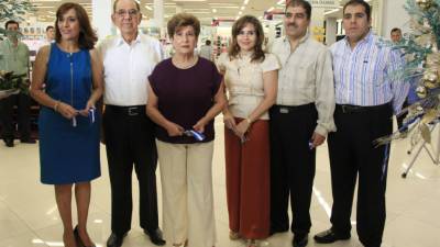 Los anfitriones Diana Larach, Jorge, Lily, Elena Jorge y Mario Faraj