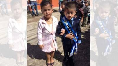 En el departamento de Lempira estos niños desfilaron disfrazados como la pareja presidencial, Ana García y Juan Orlando Hernández.