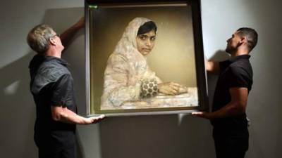 Un retrato de Malala Yousafzai fue vendido el miércoles en Nueva York por más de 100.000 dólares que se destinarán íntegramente a ONG nigerianas.