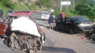 Uno de los carros implicados en el accidente quedó destruido.