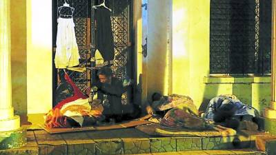 Las personas que viven en la calle son los más vulnerables durante el frío.