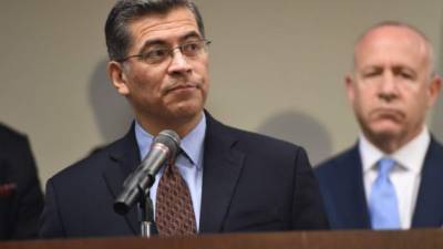 Xavier Becerra hizo su carrera como político en California donde fungía como fiscal general del Estado, ahora es el primer latino en ocupar la secretaría de Salud de EEUU./AFP.