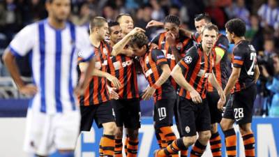 Los jugadores del Shakhtar Donetsk celebran el segundo gol ante la Real Sociedad.