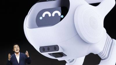 Henry Kim de LG Electronics habla frente a una imagen del nuevo ‘Agente de IA para hogares inteligentes’ de la compañía durante una presentación en CES Unveiled Las Vegas.