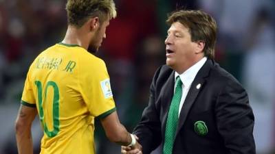 Miguel Herrera saluda a Neymar al final del partido.