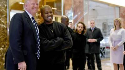 El magnate se reunió con el polémico rapero en la torre Trump. AFP.