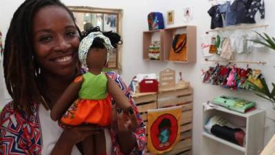 Jaciana Melquiades, dueña de la tienda de muñecas negras 'Era uma vez o mundo', fue registrada al posar con la muñeca 'Dandara', la más vendida y que representa a una heroína que luchó por la igualdad y la libertad en Brasil,durante una entrevista con Efe, en Río de Janeiro (Brasil). EFE