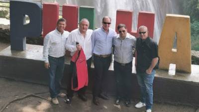 Empresarios israelíes durante una visita a las Cataratas Pulhapanzak.