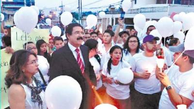 Mel Zelaya bailó con nacionalistas que protestaban.