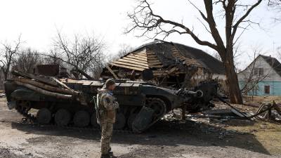 Militares ucranianos inspeccionan un tanque ruso destruido en las afueras de Kiev.