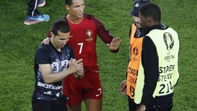 A pesar del mal resultado, Cristiano evitó que detuvieran al aficionado y le dio su selfie.