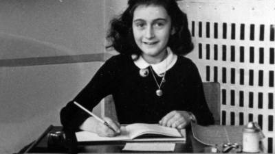 Ana Frank murió en un campo de concentración un año después de que los nazis descubrieran el apartamento donde estuvo escondida por dos años junto a su familia.