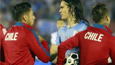 Momento en que Cavani y Jara se saludaron.
