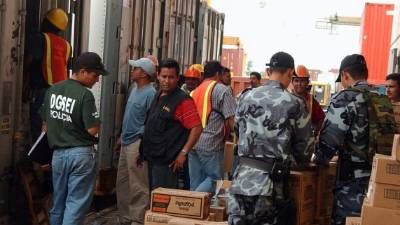 Agentes policiales durante operativos que se han realizado en las aduanas del país.