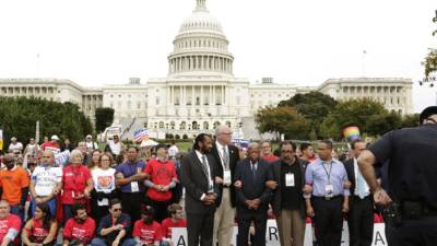 Los detenidos son Al Gray (D-TX), Joseph Crowley (D-NY), John Lewis (D-GA), Raul Grijalva (D-AZ) y Keith Ellison (D-MN).