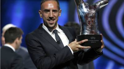 Bayern Munich's French midfielder Franck Ribery (L) vies with Barcelona's Argentinian forward Lionel Messi during the UEFA champions league semi final first leg football match FC Bayern Muenchen vs FC Barcelona on April 23, 2013 in Munich, southern Germany. AFP PHOTO/ PIERRE-PHILIPPE MARCOU (Photo credit should read PIERRE-PHILIPPE MARCOU/AFP/Getty Images)