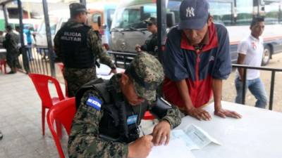 La Policía Militar entregó ayer los certificados a los conductores que sí aprobaron.