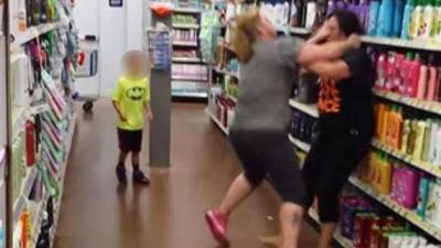 La madre del menor de 8 años que también se involucró en la pelea asegura que estaba tratando de defender a una empleada a la que la otra mujer insultó.