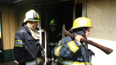 La rápida intervención de los bomberos evitó que el fuego se propagara en otros edificios de la sede de la Policía Municipal.