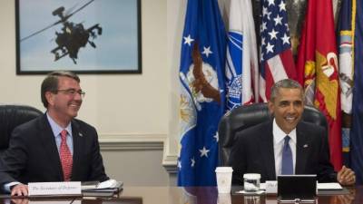Obama junto al secretario de Defensa, Ashton Carter, en el Pentágono.
