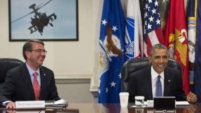Obama junto al secretario de Defensa, Ashton Carter, en el Pentágono.