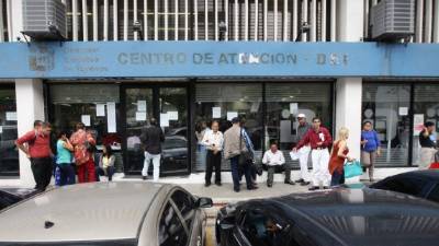 Contribuyentes frente a las antiguas oficinas de atención de la desaparecida Dirección Ejecutiva de Ingresos en Tegucigalpa.