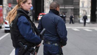 El estupor aparece en el rostro de esta agente de la policía parisina.