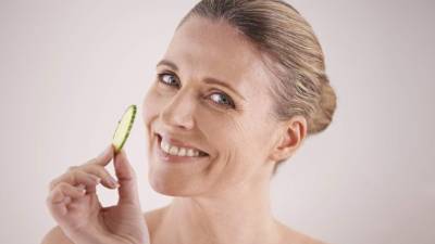 Una vez al mes, puede someterse a un facial profundo para la eliminación de las células muertas, espinillas y puntos negros.