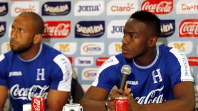 Maynor Figueroa durante la conferencia de prensa, acompañado por Víctor 'Muma' Bernárdez.