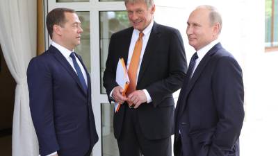 Imagen de archivo del presidente ruso, Vladímir Putin (d), el vicepresidente del Consejo de Seguridad del país, Dmitry Medvedev (i), y el portavoz del Kremlin, Dmitry Peskov. EFE/ MICHAEL KLIMENTYEV / SPUTNIK / KREMLIN POOL