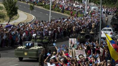 Los restos de Fidel Castro se dieron un último baño de gentes antes de su entierro, en una ceremonia privada a celebrarse mañana domingo.