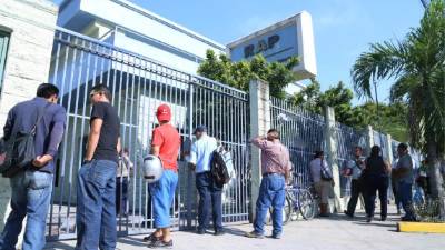 Afiliados llegan a diario a consultar sus saldos.