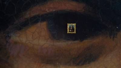 Fotografía facilitada por VeryFirstTo.com que muestra una inusual réplica de la Mona Lisa en la que la protagonista lleva incrustada en la pupila una minúscula segunda réplica del cuadro de Leonardo. EFE