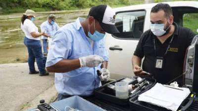 Los técnicos de ASP sacaron las muestras de agua.