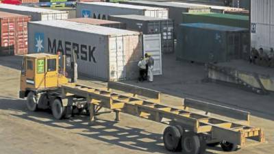 La terminal de contenedores ahora es manejada por una operadora privada, pero la Portuaria aún tiene empleados en esta área.