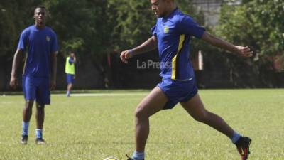 Mario ya suda la camiseta del Real España. Foto Delmer Martínez.