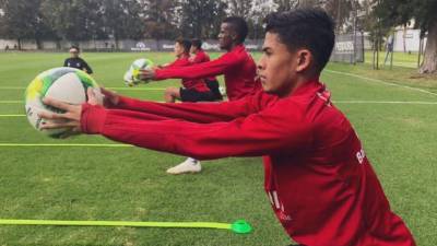 El volante Cristian Cálix fichó para el Atlas como agente libre:; había terminado su contrato con el Marathón. FOTO ATLAS.