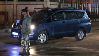 Un coche de las fuerzas indias en el que se cree que viaja el comandante indio Abhinandan Varthaman, a su llegada este viernesa Amristar (India). EFE