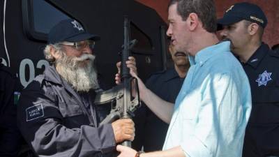 Este hombre apodado 'Papá pitufo' es el líder de los autodefensas mientras recibía las armas de parte del ministerio de Seguridad.