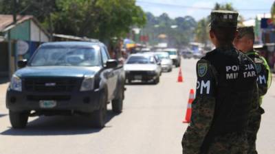 Dos policías militares en un retén de Chamelecón.
