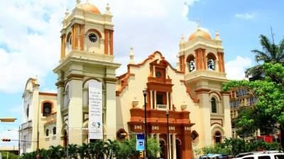 La parte frontal de la catedral San Pedro Apóstol luce espléndida.