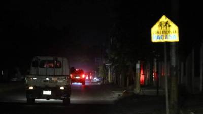 El sector Satélite sufrió ayer un apagón de más de dos horas. Los sampedranos se quejan por la negligencia de las autoridades. Foto: Yoseph Amaya