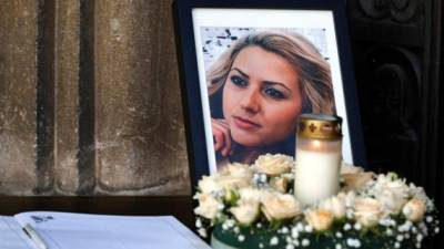 Detalle de una fotografía de la periodista búlgara Viktoria Marinova durante su funeral en Ruse (Bulgaria) el 12 de octubre de 2018. Imagen: EFE