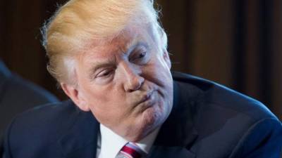 El juez de distrito John Tigar en San Francisco emitió esta orden temporal contra el decreto.