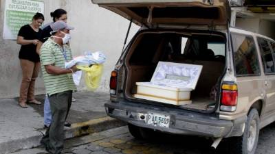 Sepelio. El cuerpo de las siamesas fue trasladado ayer a Valle Bonito, La Libertad, Comayagua para ser enterradas.