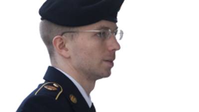 El soldado estadounidense Bradley Manning fue condenado hoy en una corte militar a 35 años de prisión y expulsado de las Fuerzas Armadas.
