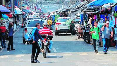 Las aceras y vías públicas de la ciudad continúan ocupadas. Foto Melvin Cubas.