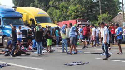 Migrantes centroamericanos bloquearon este martes, una carretera en la ciudad de Tapachula en el estado de Chiapas (México).